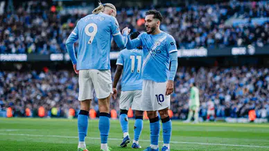 Premier Lig'de Manchester City lider Arsenal'i devirdi