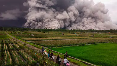 Semeru Yanardağı üst üste patladı: Kül bulutları gökyüzünü kapladı