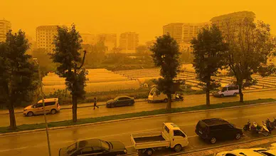 Afrika'dan gelen çöl tozu Türkiye'yi turuncuya boyadı: Birçok ilde çamur yağdı