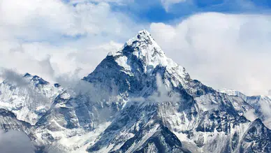 Everest Dağı’nda rekor: Bir günde 274 dağcı zirveye ulaştı