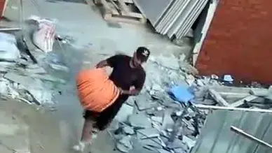 Avcılar'daki sağlık merkezi inşaatında kablo vurgunu: Bekçi şok geçirdi