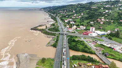Rize'de şiddetli yağışlar hayatı felç etti: Karadeniz'in rengi döndü