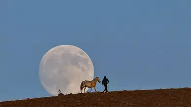 Van’da dolunay büyüledi: Atlı silüet kartpostallık görüntü oluşturdu