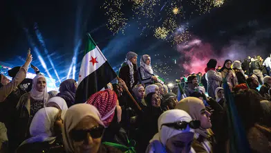 Suriyeliler Esad’ın düşüşünün yıldönümünü havai fişekler ve törenler eşliğinde kutladı