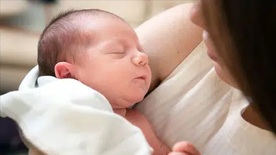 Doğum izninde yeni dönem: Süre 24 haftaya çıkıyor, annelik ödeneği artıyor