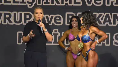 Demet Akalın vücut geliştirme şampiyonasında ödül verdi: Okan Kurt kas şov yaptı