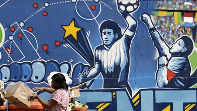 Maradona'nın "Tanrı'nın Eli" golünde kullanılan top açık artırmaya çıkıyor