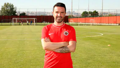 Gökhan Gönül futbola başladığı yere döndü: Gençlerbirliği'nde Metin Diyadin'in yardımcısı oldu