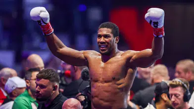 Anthony Joshua'dan tarihi geri dönüş: İlk rauntta iki kez düştü, nakavtla kazandı