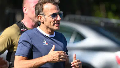 Macron'un gözlük tercihi merak konusu oldu: Mavi pilot gözlüklerinin arkasındaki neden ortaya çıktı