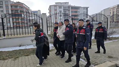 Kardeşinin kimliğiyle 21 yıl boyunca eniştesinin maaşını aldı