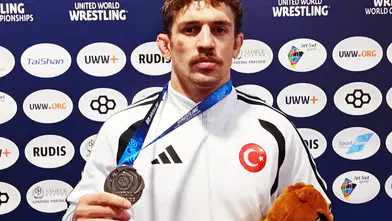 Milli güreşçi Yüksel Sarıçiçek'ten dünya ikinciliği sonrası özeleştiri: Acemiliğime geldi