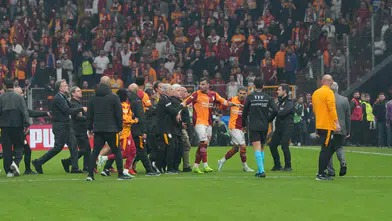 RAMS Park'ta derbi gerilimi: Maç bitti, saha savaş alanına döndü