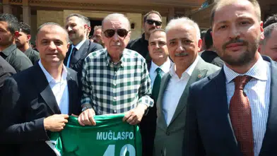 Muğla'da tarihi buluşma: Erdoğan'a 48 numaralı Muğlaspor forması hediye edildi