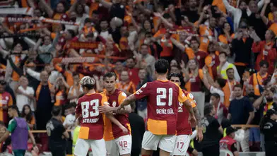 Galatasaray'da 24 yıllık hasret bitti: Kaptan sahneye çıktı, zirve koltuğu geri alındı
