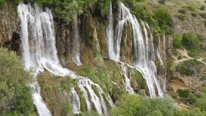 Erzincan'da baharda debisi artan Girlevik Şelalesi ziyaretçilerini ağırlıyor