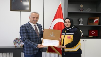 Sakarya’da sağlık görevlileri ambulansa düşen 10 bin lirayı polise teslim etti