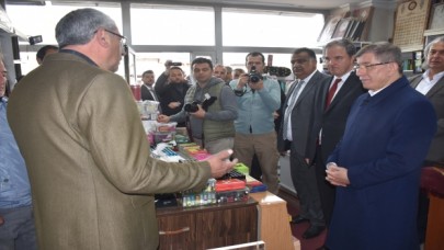 Gelecek Partisi Genel Başkanı Davutoğlu, Kars’ta esnafı ziyaret etti