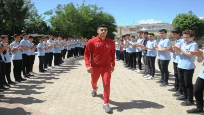 Wushu’da Avrupa Şampiyonu Cizreli sporcu okulunda çiçeklerle karşılandı 