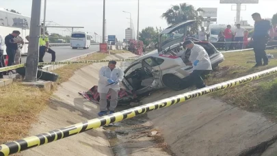 Antalya’da direğe çarpan araçtaki anne ve kızı öldü, oğlu yaralandı