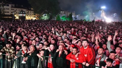 Kayserispor ve Sivassporlu taraftarlar Türkiye Kupası finalini kent meydanlarında izliyor