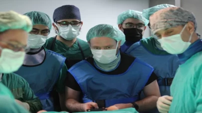 Mesanesini 10 yıldır sondayla boşaltabilen hasta ameliyatla sağlığına kavuştu