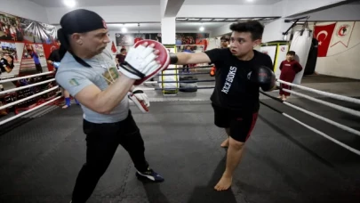 Dünya Kupasında üçüncü olan kick boksçu şampiyonluk için babasıyla çalışıyor