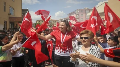 Dünya şampiyonu Şennur Demir, öğretmenlik yaptığı okulda coşkuyla karşılandı