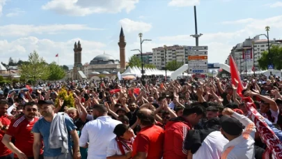 Kupa finalinden dönen Sivassporlu taraftarlar, kentte kutlama yaptı