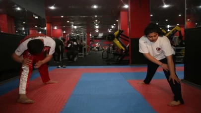 Dünya şampiyonu kick boksçu kardeşiyle şampiyonalara hazırlanıyor