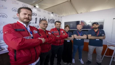 TEKNOFEST Yönetim Kurulu Başkanı Bayraktar, TEKNOFEST Azerbaycan’da AA standını ziyaret etti: