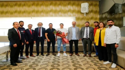 Milli boksör Busenaz Sürmeneli, Bayburt Üniversitesi’ni ziyaret etti