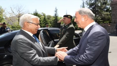 Bakan Akar, Pakistan Savunma Bakanı Asif’le görüştü