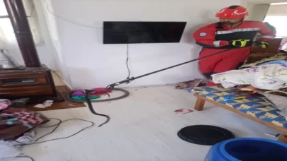 Fethiye’de eve giren yılanı itfaiye ekibi çıkardı