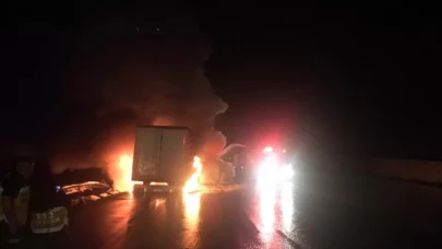 Erzincan’da bariyere çarpan alüminyum yüklü tır yandı