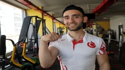 Katıldığı ilk turnuvada dirseği kırılan sporcu, pes etmeyerek Avrupa şampiyonu oldu