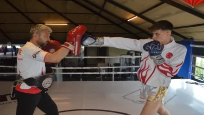 Tekvando ve kick boks şampiyonu baba, oğullarını organizasyonlara hazırlıyor