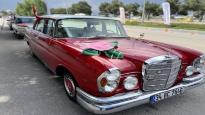 Klasik otomobil tutkunları ”2022 Uluslararası Gül Festivali”nde buluştu