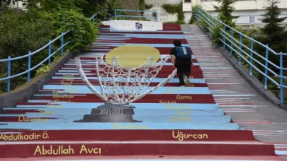 Trabzonspor’un şampiyonluk kupası merdivenlere resmedildi