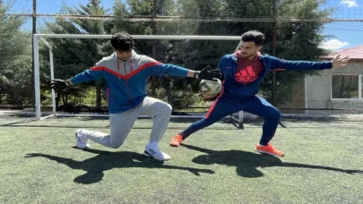 İşitme engelli futbolcu, mezun olduğu lisede geleceğin sporcularını yetiştiriyor