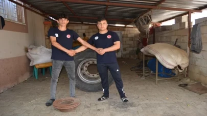 Tır lastiğiyle antrenman yaparak karakucak güreşinde Türkiye üçüncüsü oldular