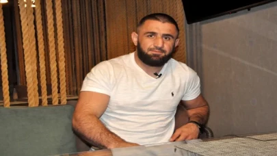 MMA sporcusu Ahıska Türkü Abbasov, maçlarına Kırgız ve Türk bayrağı ile çıkıyor