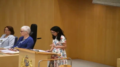 Terör örgütü YPG/PKK destekçisi milletvekilinden İsveç hükümetine yeni şantaj