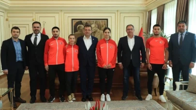 İBB Başkanı İmamoğlu, Avrupa Karate Şampiyonası’nda altın madalya kazanan sporcuları ağırladı
