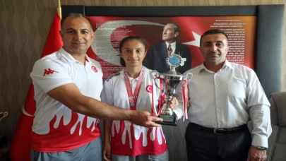 Okul, aile, antrenör ve toplum desteği kick boksçu ”Kader”i kürsüye taşıdı