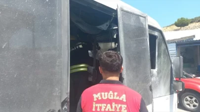 Bodrum’da park halindeki minibüste çıkan yangın güvenlik kamerasında