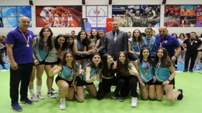 TVF Başkanı Mehmet Akif Üstündağ, genç voleybolcularla bir araya geldi