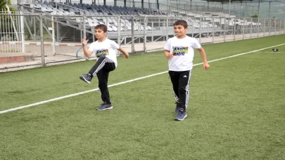 Piste çıktıklarında rakip olan ikizler atletizmde başarıya koşmak istiyor