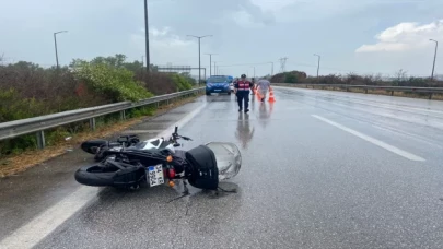Adana’da bariyere çarpan motosikletteki 1 kişi öldü, 1 kişi yaralandı