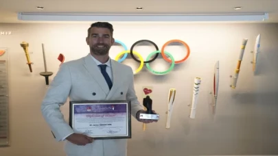 TMOK, İngiliz yüzme antrenörü James Gibson’a ”Şeref Diploması” ödülü verdi